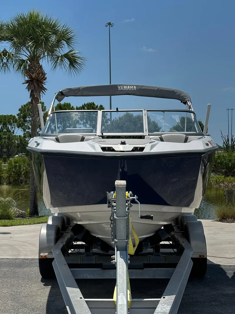 Slide: The Image of 2022 Yamaha Boats SX250 on trailer, front view. - 3