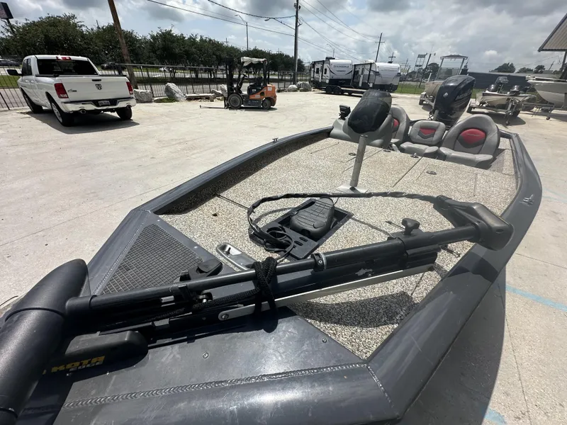 Slide: The Image of 2015 Tracker Pro Team 190 TX fishing boat with trolling motor and seating. - 4