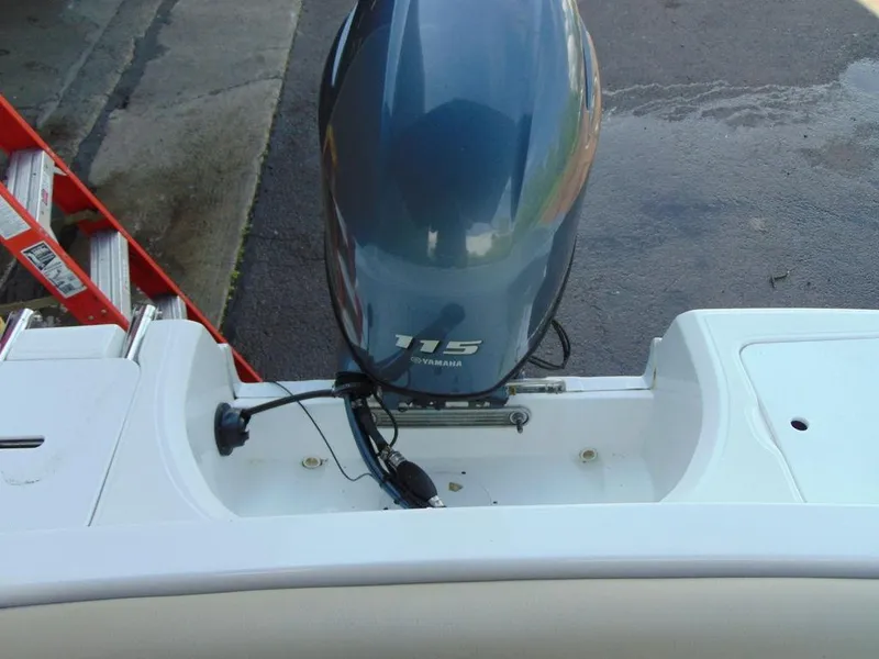 Slide: The Image of 2021 Hurricane SunDeck Sport 188 OB with Yamaha 115 outboard motor. - 13