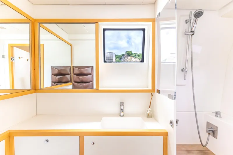 Slide: The Image of Lagoon 560 2012 - 100