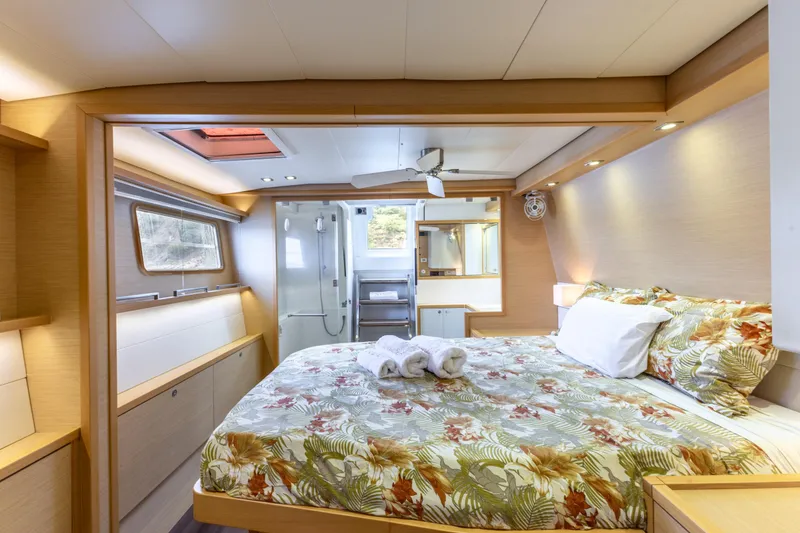 Slide: The Image of Lagoon 560 2012 - 123