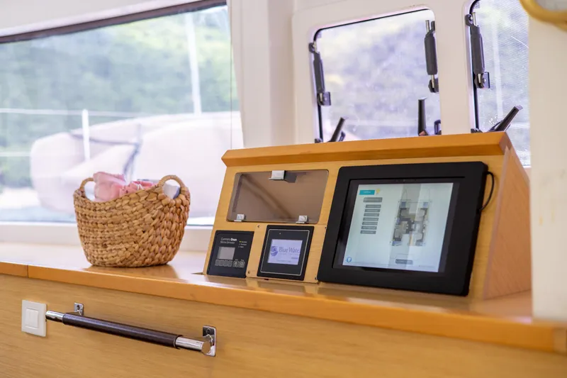 Slide: The Image of Lagoon 560 2012 - 65