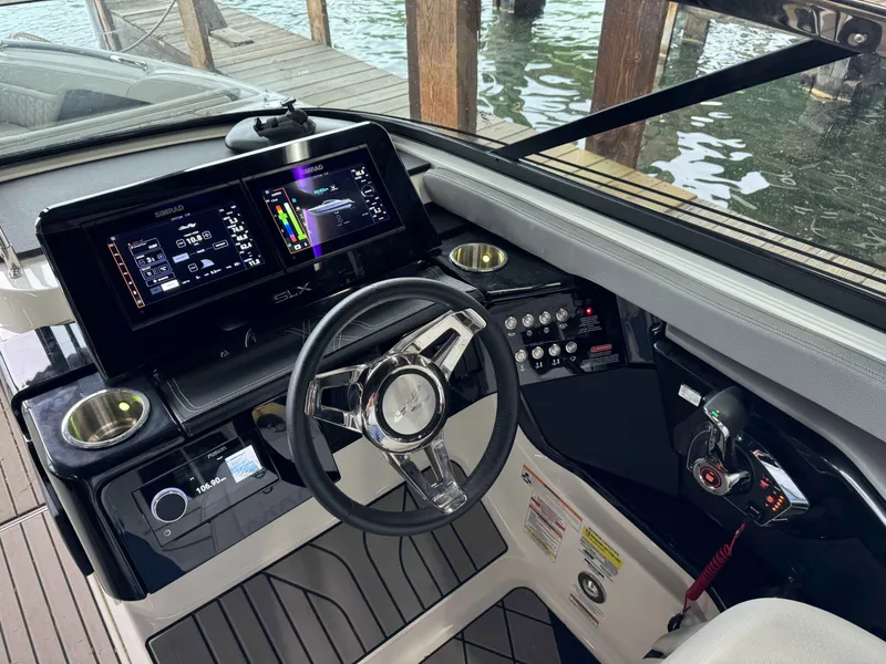 Slide: The Image of Sea Ray 260SXS 2023 - 18