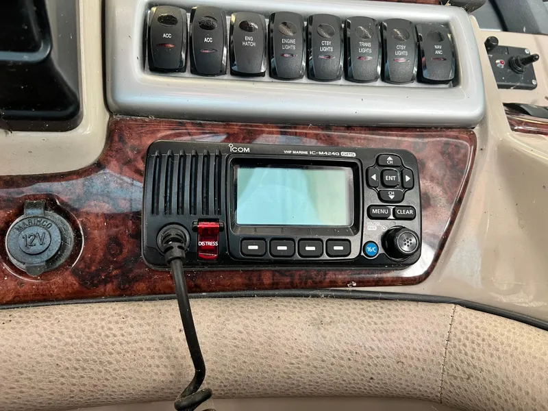 Slide: The Image of ICOM marine radio on the dashboard of a 2007 Four Winns 358 Vista boat. - 12