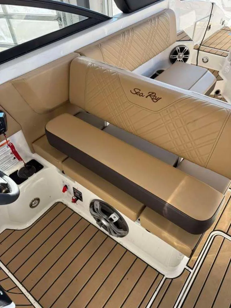 Slide: The Image of Sea Ray SDX 270 2024 - 2