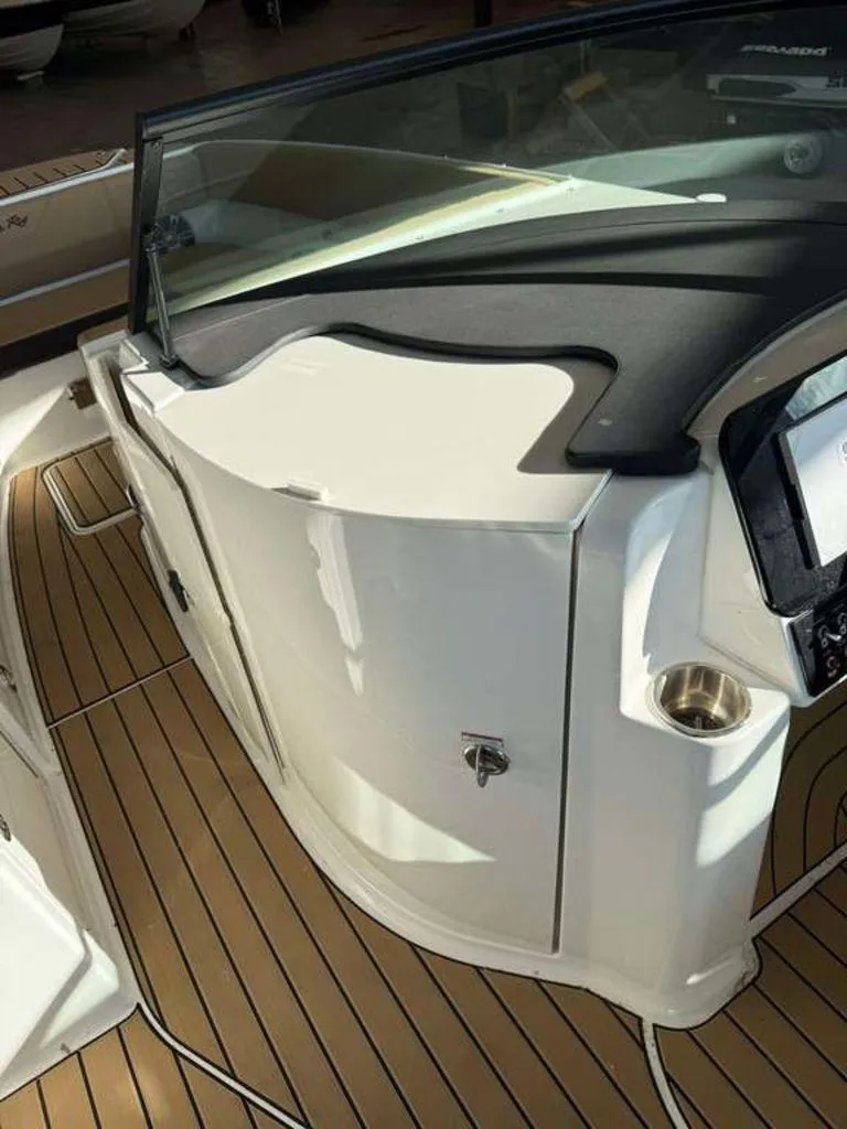 Slide: The Image of Sea Ray SDX 270 2024 - 4