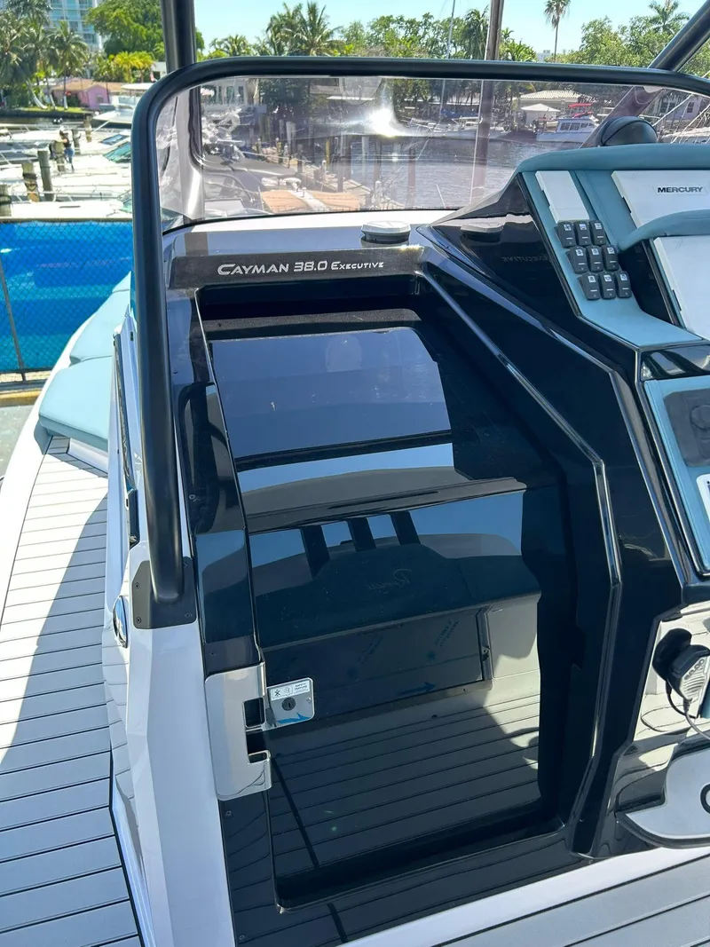 Slide: The Image of Control panel of the 2025 Ranieri CAYMAN 38.0 EXECUTIVE boat. - 10