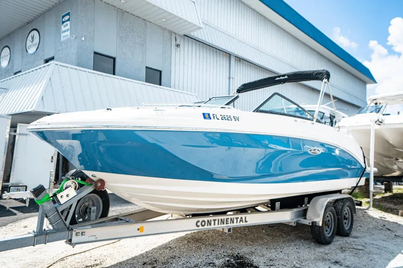 Slide: The Image of Sea Ray 250 SDX Outboard 2021 - 0