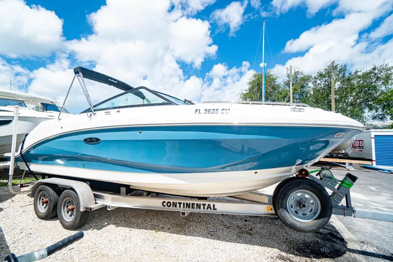 Slide: The Image of Sea Ray 250 SDX Outboard 2021 - 1