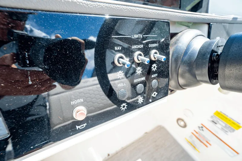 Slide: The Image of Sea Ray 250 SDX Outboard 2021 - 13