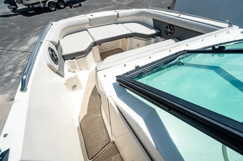 Slide: The Image of Sea Ray 250 SDX Outboard 2021 - 16