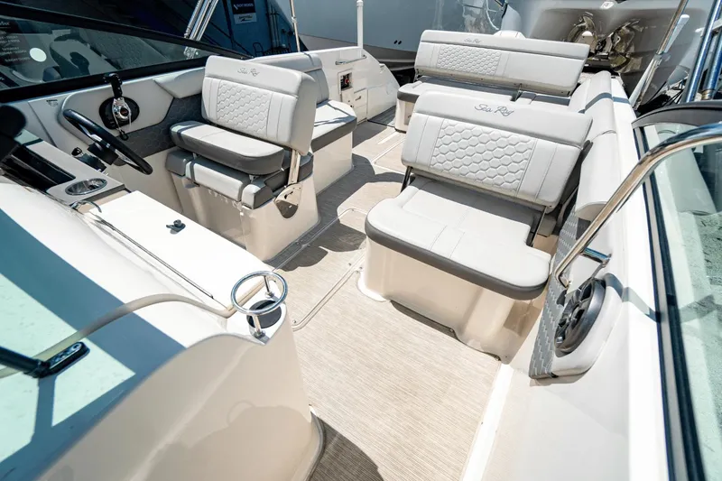 Slide: The Image of Sea Ray 250 SDX Outboard 2021 - 18