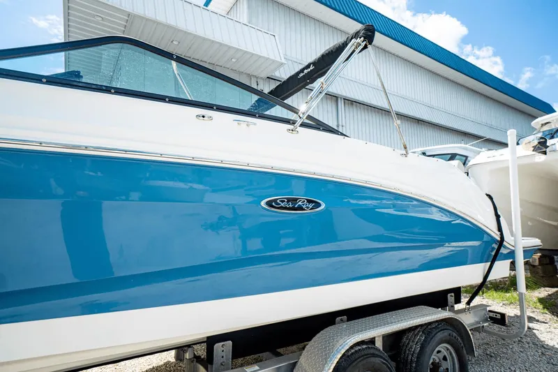 Slide: The Image of Sea Ray 250 SDX Outboard 2021 - 2