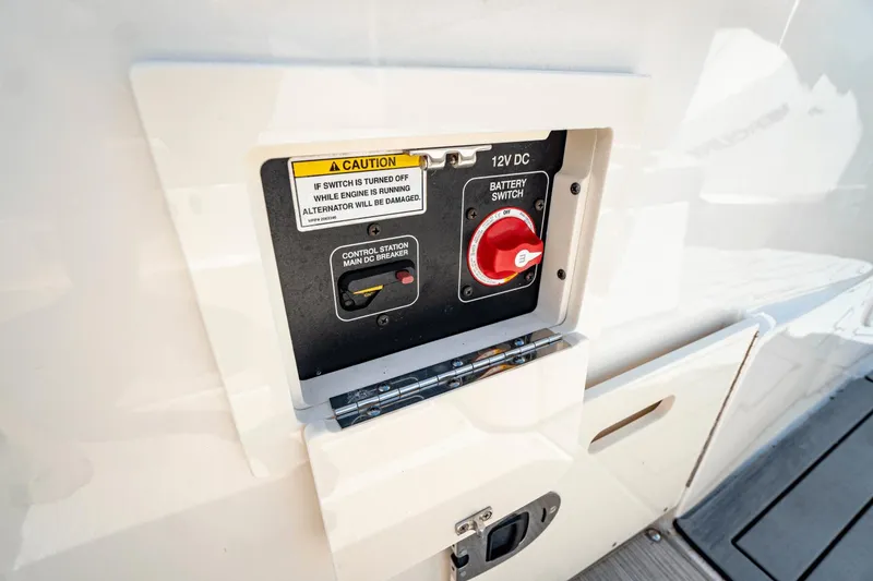 Slide: The Image of Sea Ray 250 SDX Outboard 2021 - 20