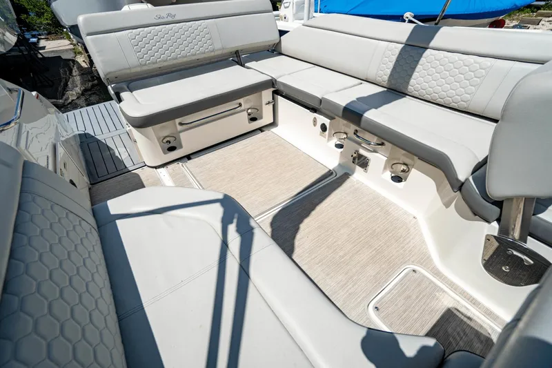 Slide: The Image of Sea Ray 250 SDX Outboard 2021 - 21