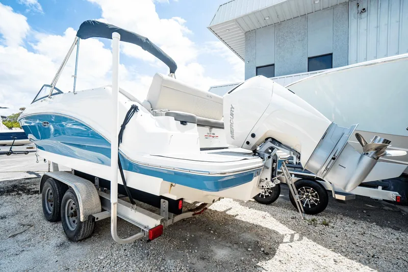 Slide: The Image of Sea Ray 250 SDX Outboard 2021 - 3