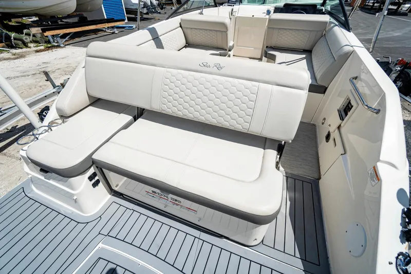 Slide: The Image of Sea Ray 250 SDX Outboard 2021 - 5