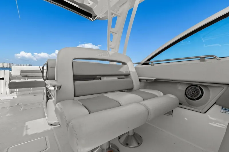 Slide: The Image of Boston Whaler 320 Vantage 2017 - 28
