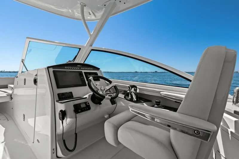 Slide: The Image of Boston Whaler 320 Vantage 2017 - 29