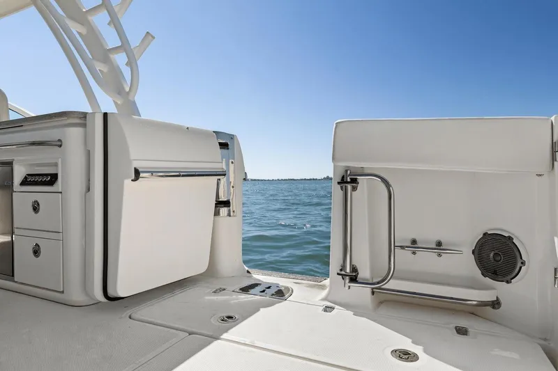 Slide: The Image of Boston Whaler 320 Vantage 2017 - 42