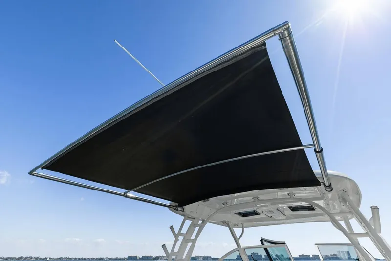 Slide: The Image of Boston Whaler 320 Vantage 2017 - 44