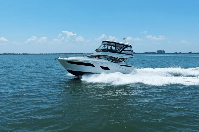 Slide: The Image of Sea Ray 400 Fly 2016 - 16