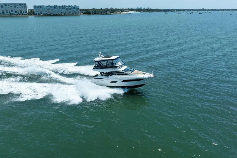 Slide: The Image of Sea Ray 400 Fly 2016 - 18