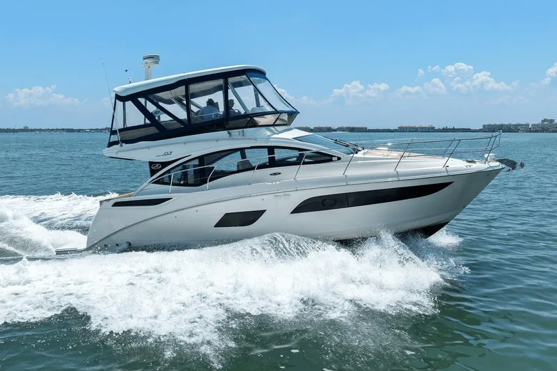 Slide: The Image of Sea Ray 400 Fly 2016 - 21