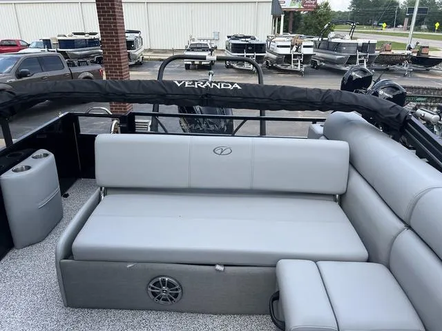 Slide: The Image of Veranda VTX22VLB 2025 - 13