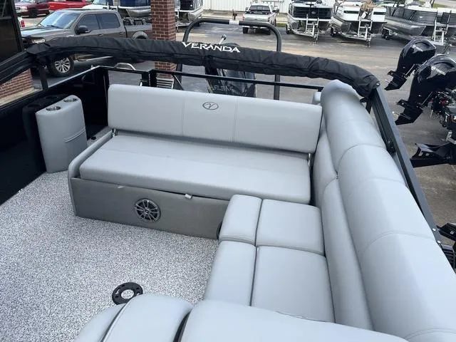 Slide: The Image of Veranda VTX22VLB 2025 - 20