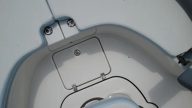 Slide: The Image of Robalo R222 Center Console 2024 - 14
