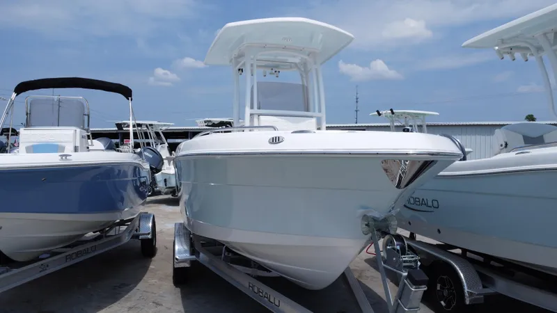 Slide: The Image of Robalo R222 Center Console 2024 - 34