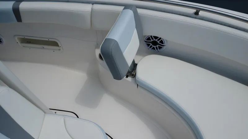 Slide: The Image of Robalo R222 Center Console 2024 - 38