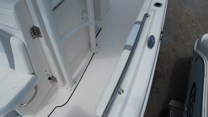 Slide: The Image of Robalo R222 Center Console 2024 - 39