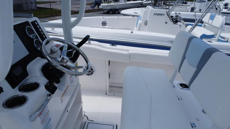 Slide: The Image of Robalo R222 Center Console 2024 - 40