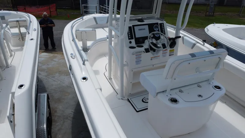 Slide: The Image of Robalo R222 Center Console 2024 - 42