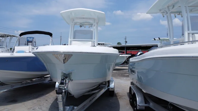 Slide: The Image of Robalo R222 Center Console 2024 - 9