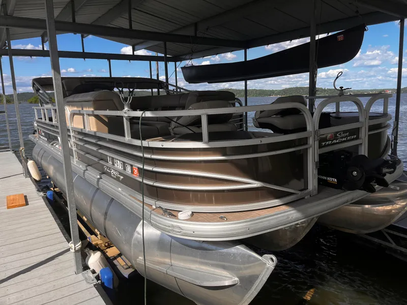 Slide: The Image of 2019 Sun Tracker Fishin' Barge 24 DLX pontoon boat docked on a sunny day. - 22