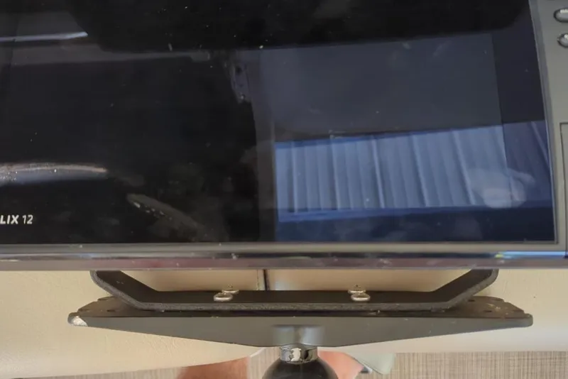 Slide: The Image of Fish finder display on a 2019 Sun Tracker Fishin' Barge 24 DLX. - 39