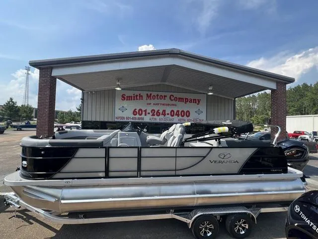 The Image of Veranda VR22VLC Luxury Tri-Toon 2025 - 1