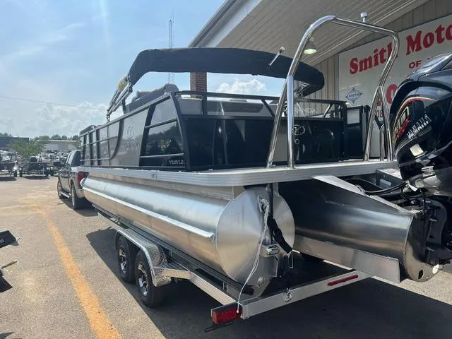 Slide: The Image of Veranda VR22VLC Luxury Tri-Toon 2025 - 10