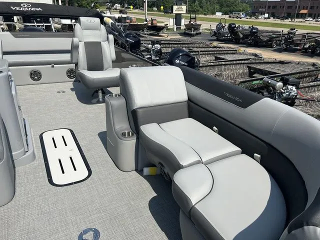 Slide: The Image of Veranda VR22VLC Luxury Tri-Toon 2025 - 12