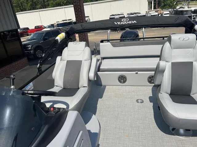 Slide: The Image of Veranda VR22VLC Luxury Tri-Toon 2025 - 14