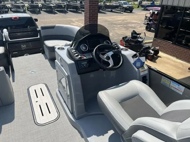 Slide: The Image of Veranda VR22VLC Luxury Tri-Toon 2025 - 16