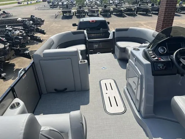 Slide: The Image of Veranda VR22VLC Luxury Tri-Toon 2025 - 18