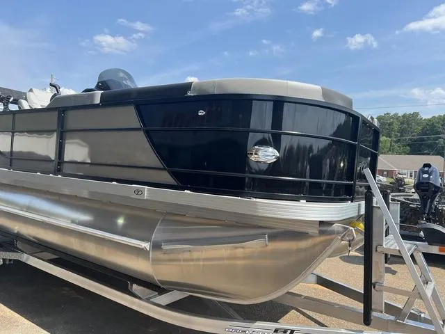 Slide: The Image of Veranda VR22VLC Luxury Tri-Toon 2025 - 3