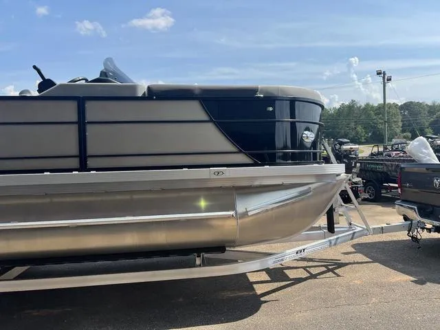 Slide: The Image of Veranda VR22VLC Luxury Tri-Toon 2025 - 5