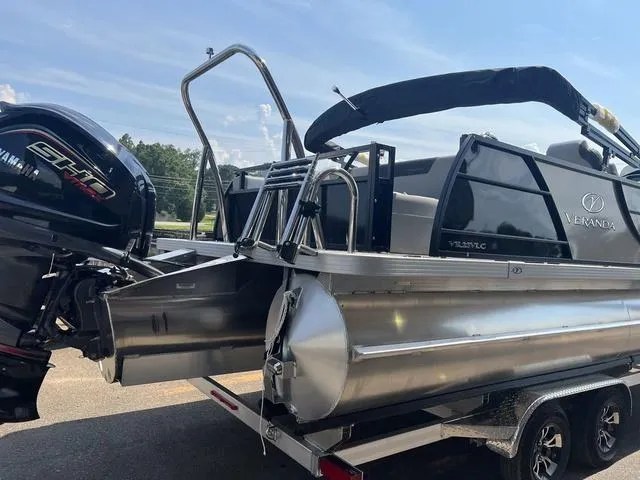 Slide: The Image of Veranda VR22VLC Luxury Tri-Toon 2025 - 7