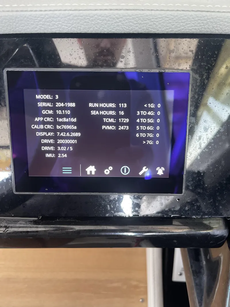 Slide: The Image of Display screen showing technical data on a 2022 Sea Ray SLX 400 boat. - 15