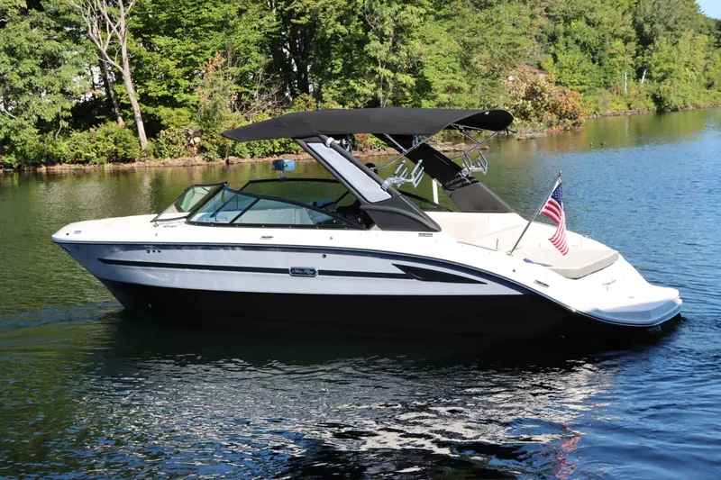 Slide: The Image of Sea Ray 250SDS 2025 - 1